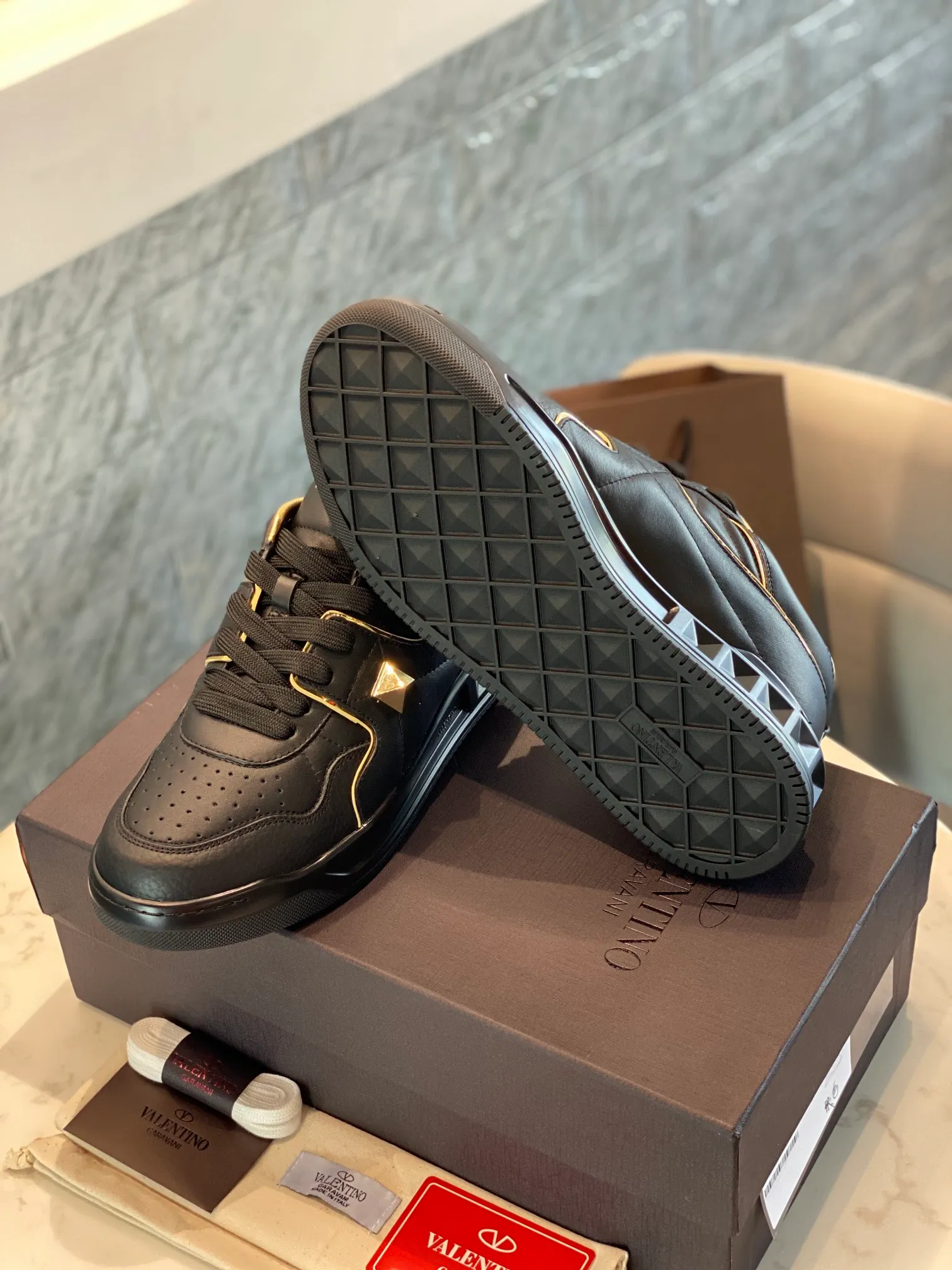 👟👟Ex-factory price 780👟👟 Valentino ONE STUD calfskin lace-up sneakers. Soft suede low-top sneakers, classic and versatile, couple's sneakers, special goods, worth buying! A pair of simple shoes with unique details will save you from the difficulty of dressing. OneStud sneakers, with quilted plaid and oversized rivets, create an eye-catching punk style and get rid of the heavy feeling of this season's clothing. U👟👟Ex-factory price raise calfskin derby shoes, with exquisite leather construction and simple silhouette, smooth lines set the tone of coolness, they are a versatile item in the wardrobe. There are more Valentino boutique shoes waiting for you to unlock! It’s time to get the shoes you’ve been coveting for a long time! Officially on sale 7,+++ - Seven straps, decorated with metallic rubber effect. Decoration on the back and tongue. Size 35-44.